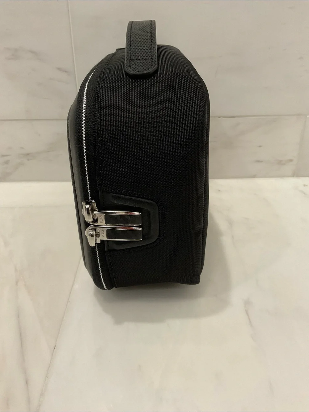 NEW Tumi ARRIVE RICHARDS 9.75” Travel Kit Toiletry Bag - BLACK & CARBON FIBER